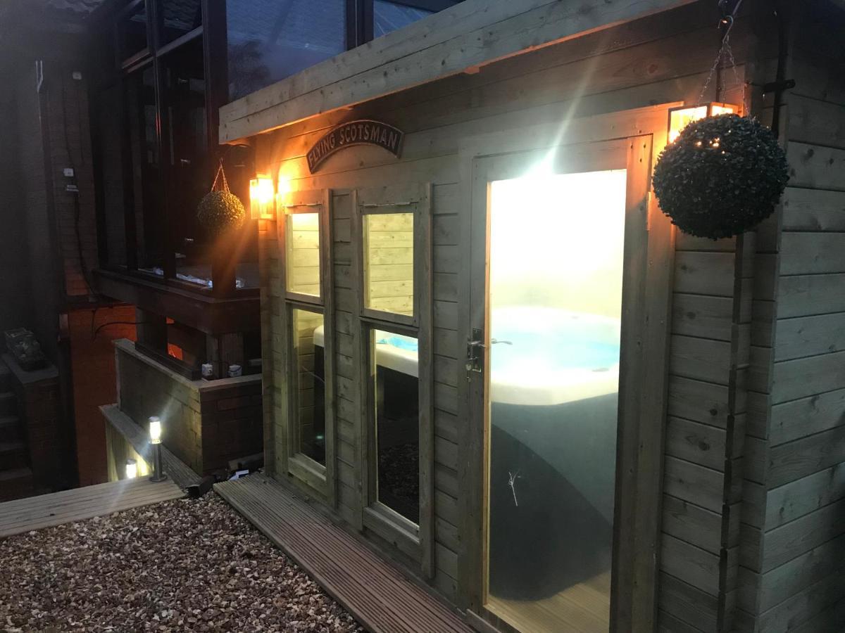 Hot Tub Hide Away Near Alton Towers Staffordshire Hotel Cheddleton Exterior photo