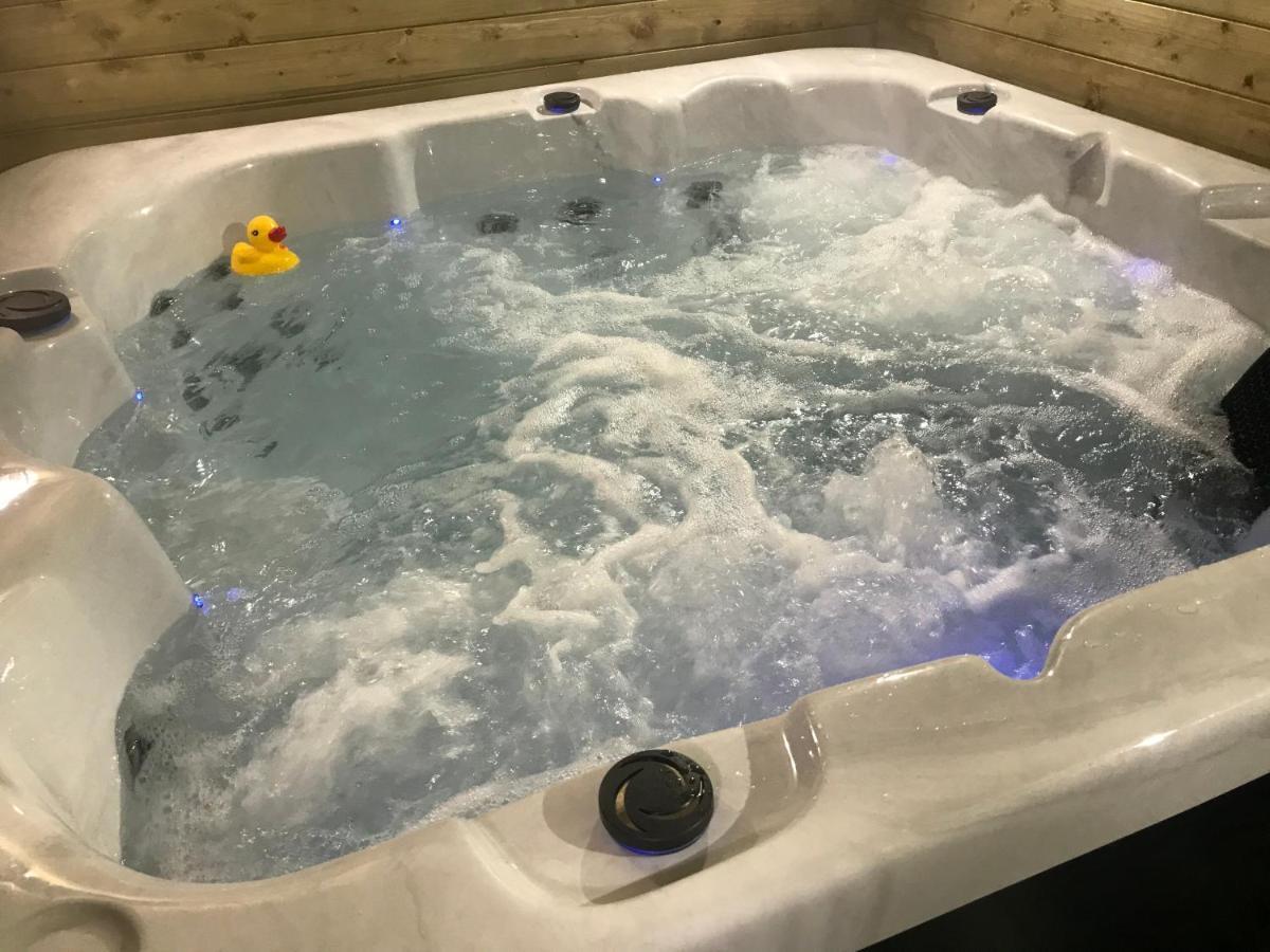 Hot Tub Hide Away Near Alton Towers Staffordshire Hotel Cheddleton Exterior photo